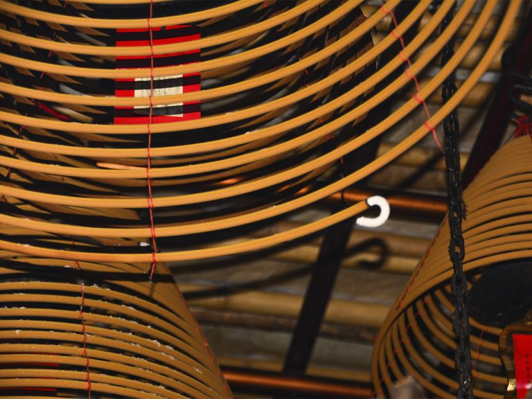 Detalle de una espiral de incienso encendida