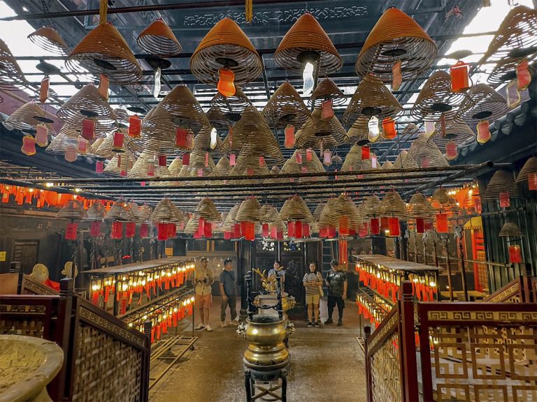 Espirales de incienso colgando del techo en el templo Man Mo de Hong Kong