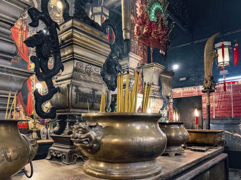 Incensario gigante en el interior del templo Man Mo en Hong Kong