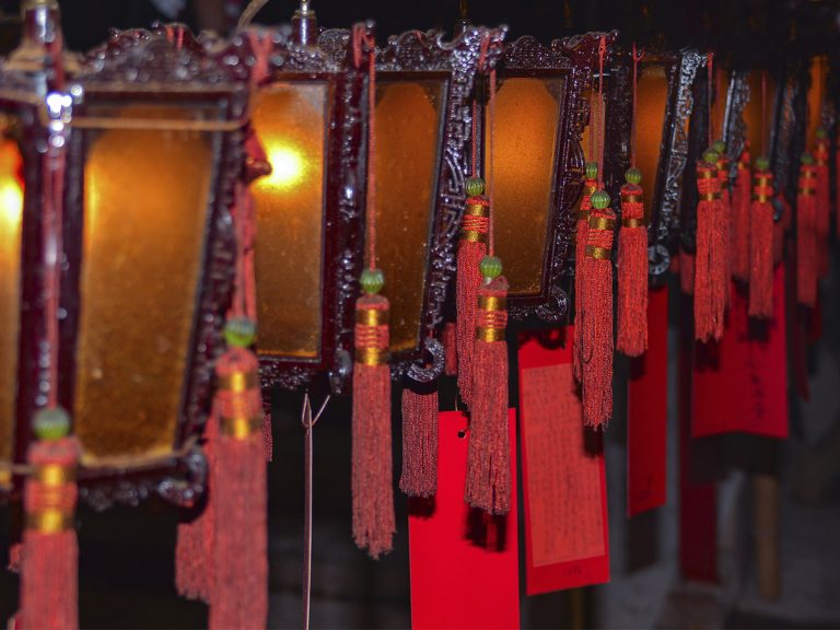 Fila de farolillos rojos perfectamente colocados en el interior del Templo Man Mo en Hong Kong
