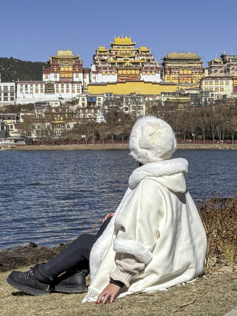 Marta contemplando el monasterio de Songzanlin en Shangri-La, Yunnan