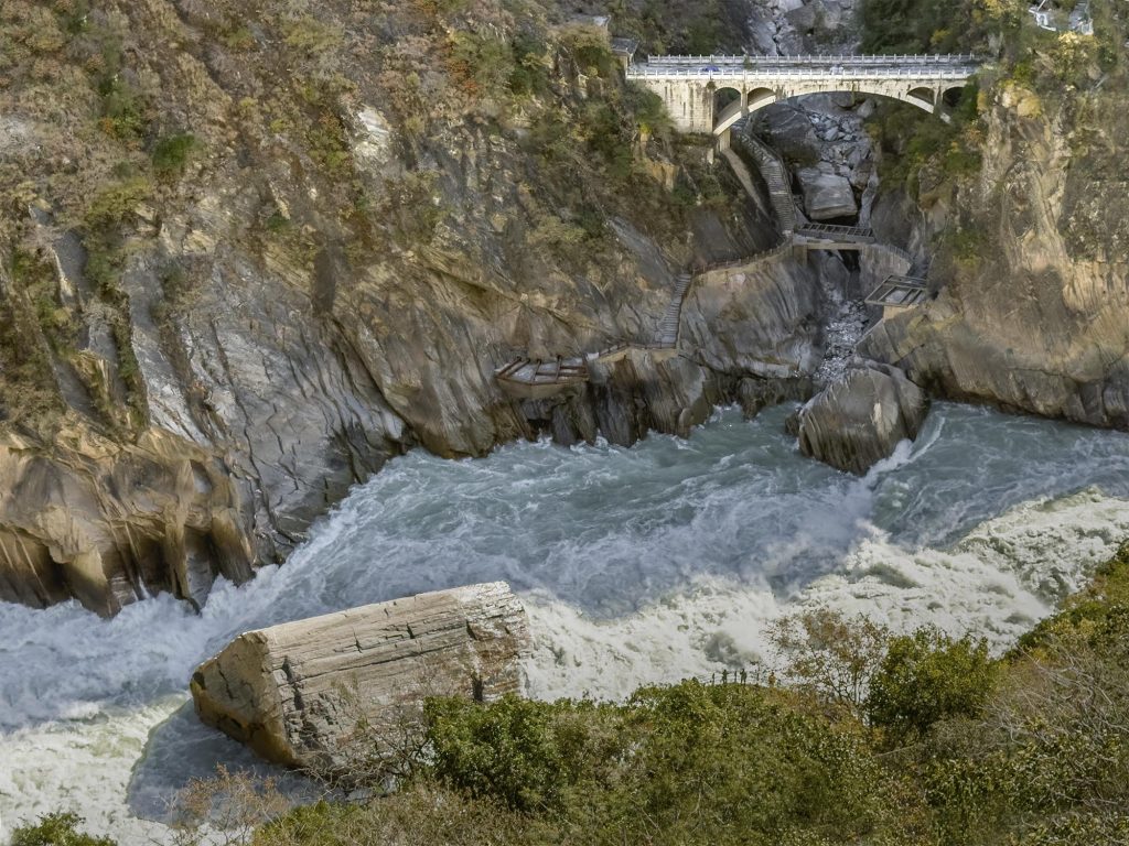 El río Jinsha rugiendo en la Garganta del Tigre (虎跳峡), uno de los cañones más profundos del mundo.