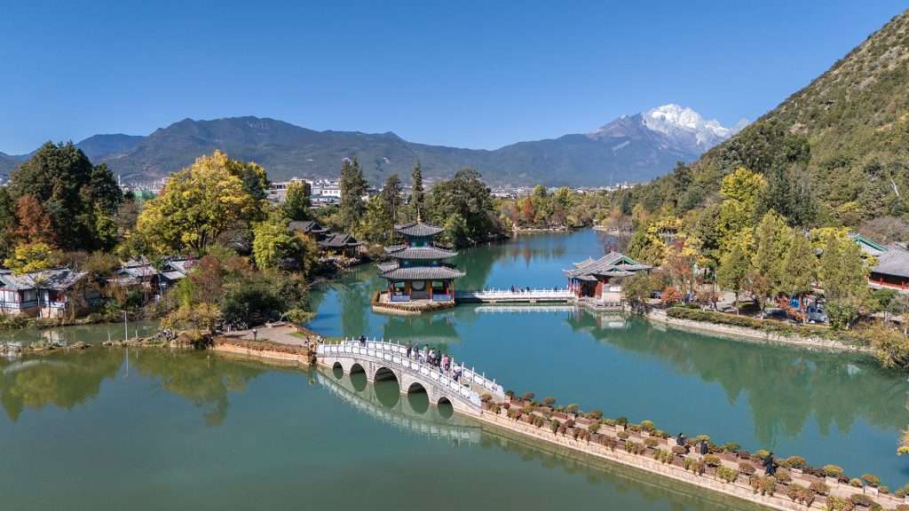 Montaña del Dragón de Jade y las aguas cristalinas del Estanque del Dragón Negro (黑龙潭) en Lijiang.