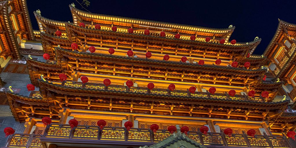 Templo del Gran Buda (大佛寺) iluminado por la noche en la calle Beijing de Guangzhou, con su imponente fachada roja y dorada que recuerda a las escenas de la película El viaje de Chihiro.