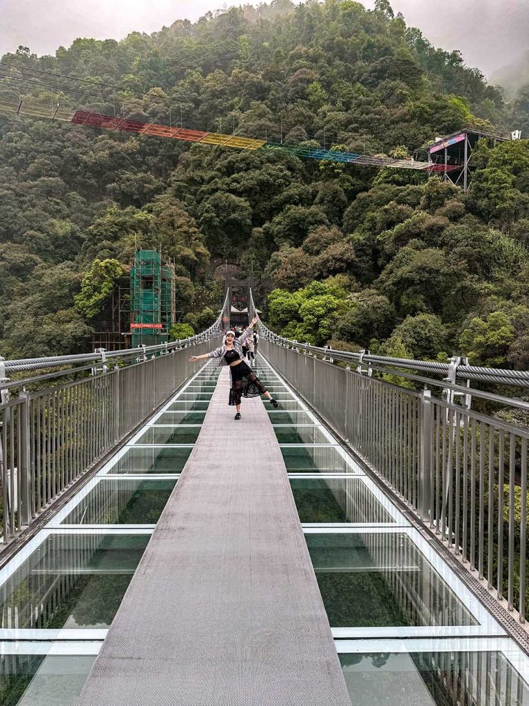 Puente de cristal suspendido a 500 metros de altura en Gulong Gorge (古龙峡云天玻霸), con suelo transparente y vistas al cañón y las cascadas