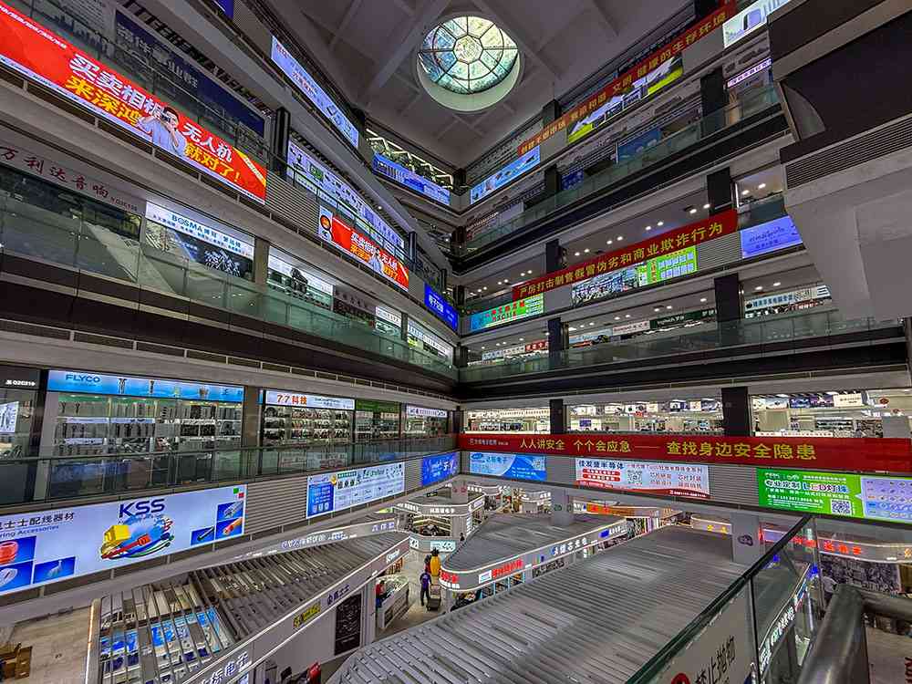 Huaqiangbei en Shenzhen, el distrito tecnológico más famoso de China, con tiendas de electrónica y componentes por todas partes.