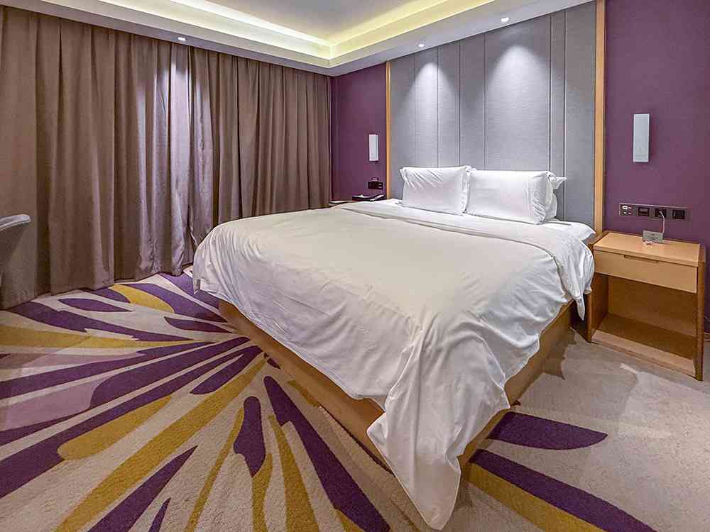 Habitación moderna del Lavande Hotel en Qingyuan, con decoración en tonos morados de lavanda y ambiente acogedor.