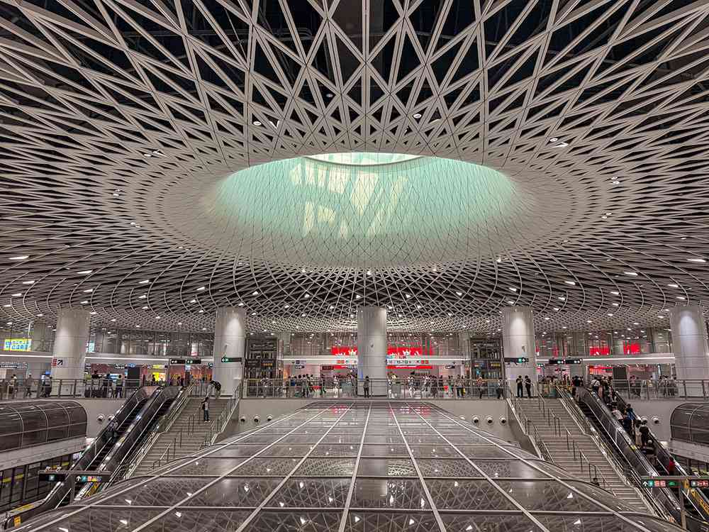 El "Ojo de Shenzhen" en la estación de Ganxia North (岗厦北站), una cúpula de cristal con un ojo mecánico gigante en el centro.