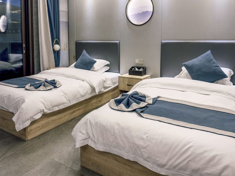 Habitación acogedora con cama grande y grandes ventanales con vistas directas al río Tuojiang en el Phoenix Youran Qingsu Hotel de Fenghuang. La habitación cuenta con cortinas eléctricas automáticas, baño inteligente y colchón Derucci