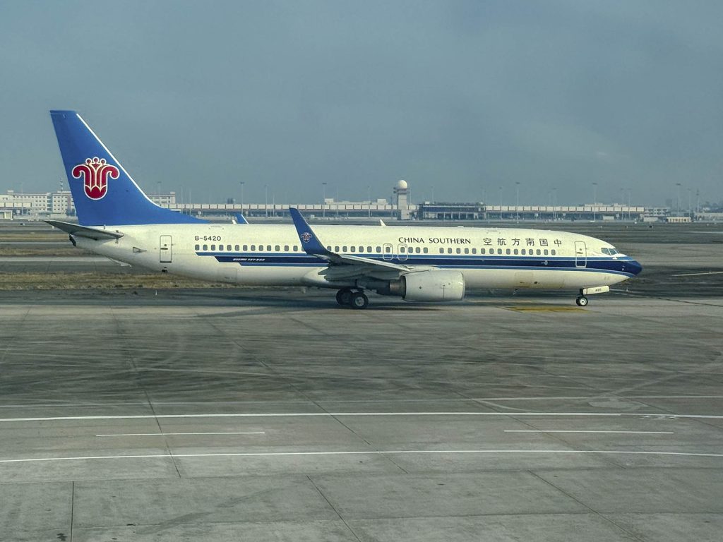 Avión de China Southern en la pista de un aeropuerto chino, tránsito sin visado para españoles 2026