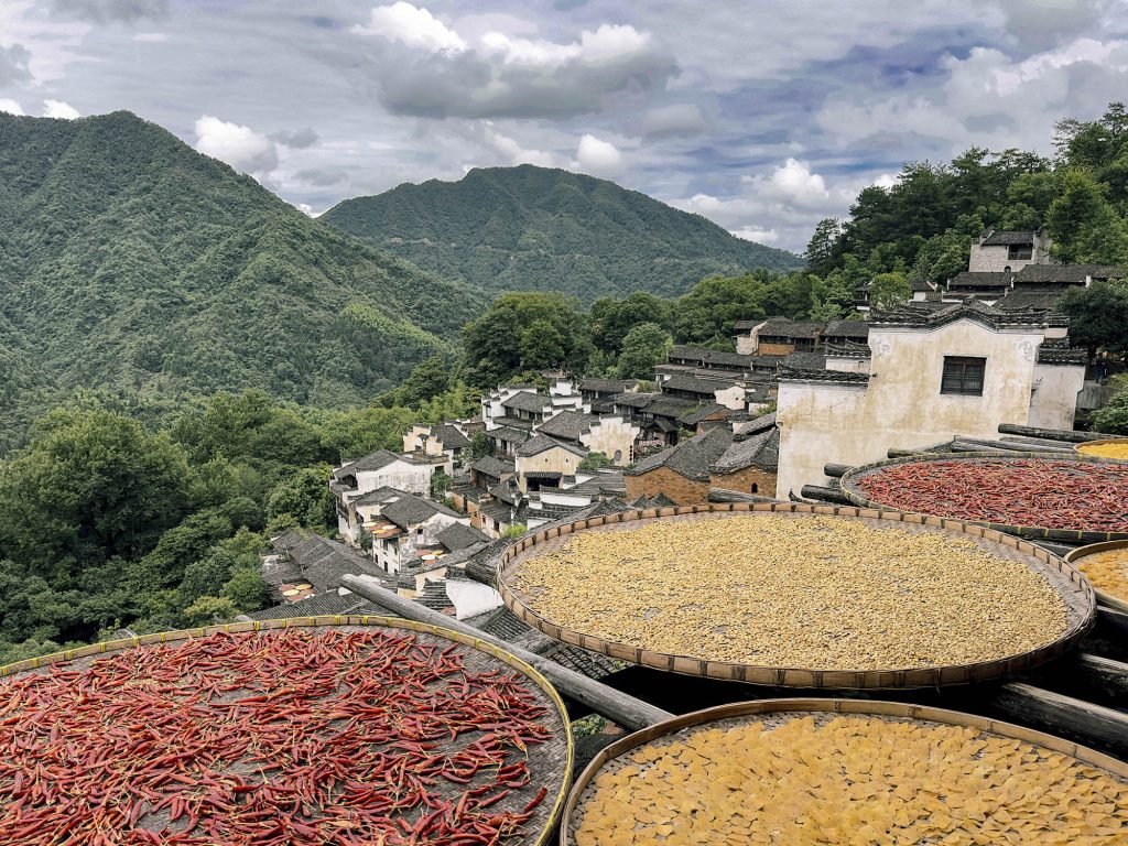 Pueblo de Huangling en Jiangxi con cestas de cosechas secándose al sol, paisaje tradicional chino para inspirar tu viaje 2026