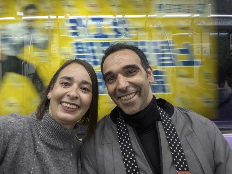 Marta y Javi haciéndose un selfie en el metro en movimiento, viajando como locales por China