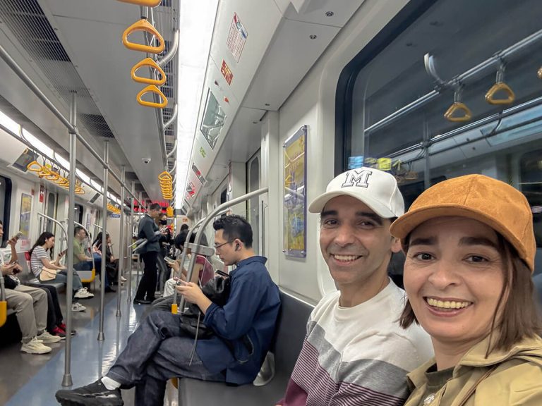 Marta y Javi haciéndose un selfie en el metro de Shanghái, viajando como locales