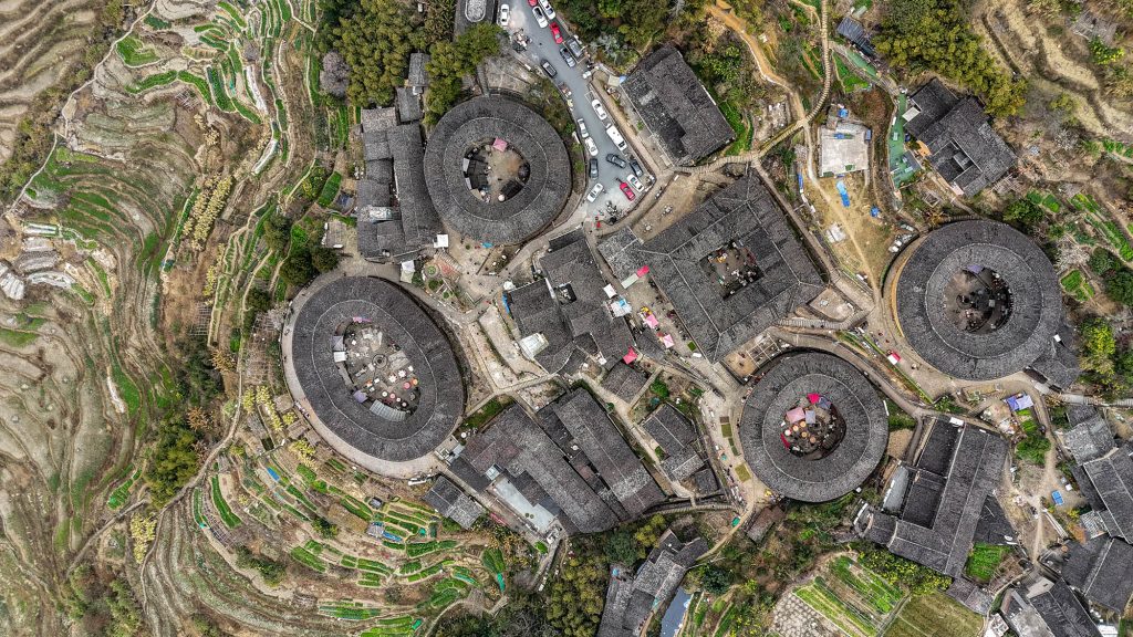 Tulou de Fujian vistos desde un dron, imagen de portada para guía de visado China 2026