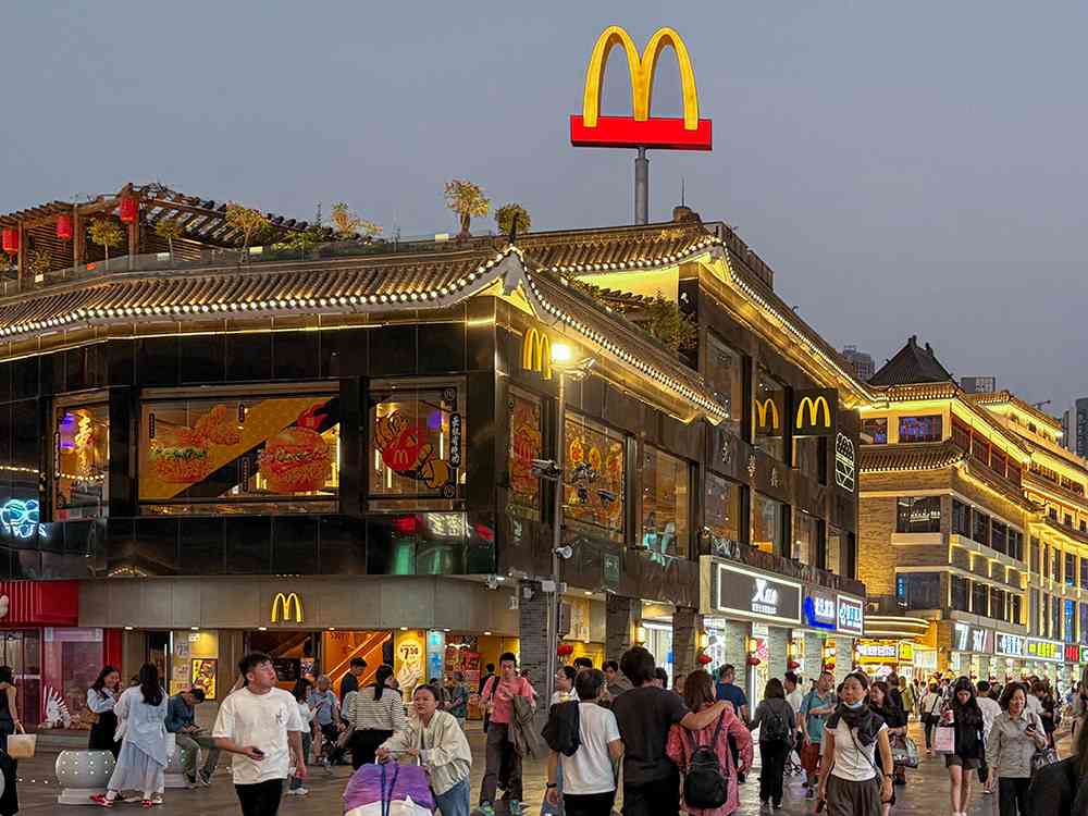 Vista de la calle peatonal Dongmen en Shenzhen, China, llena de tiendas, carteles luminosos y gente paseando