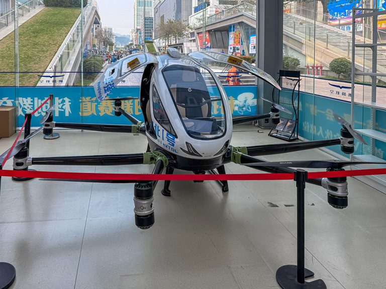 Dron para pasajeros (eVTOL) en exposición en una tienda de Huaqiangbei, Shenzhen, China