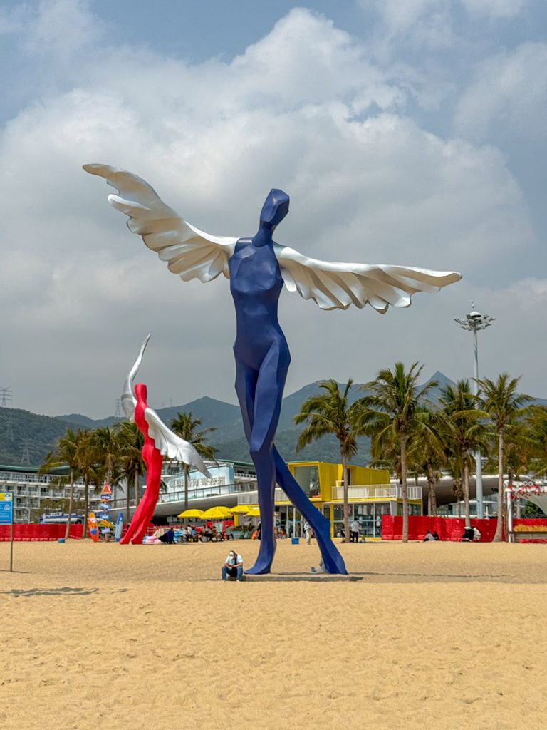 Esculturas modernas sobre la arena de Dameisha Beach en Shenzhen, China