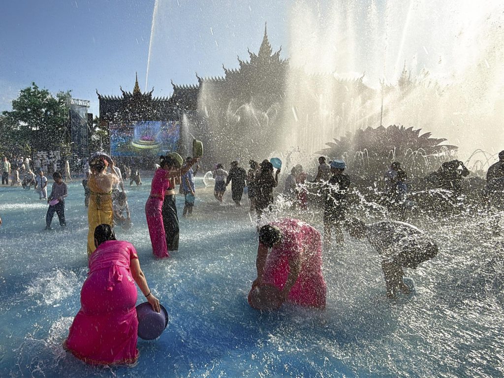Multitud tirándose baldes de agua durante la Fiesta del Agua en Xishuangbanna, China