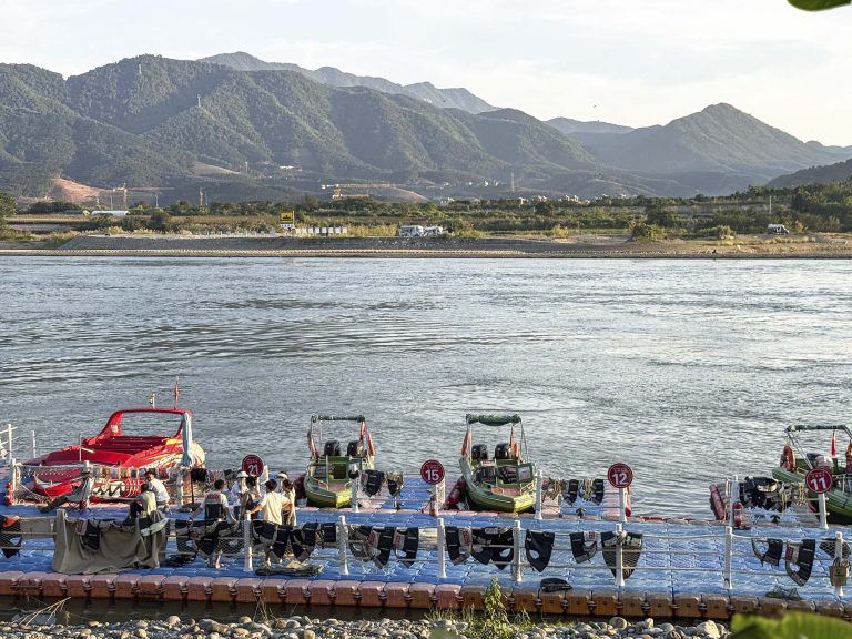 Lanchas rápidas amarradas en la orilla del río Mekong, listas para surcar el Triángulo Dorado en Xishuangbanna, China