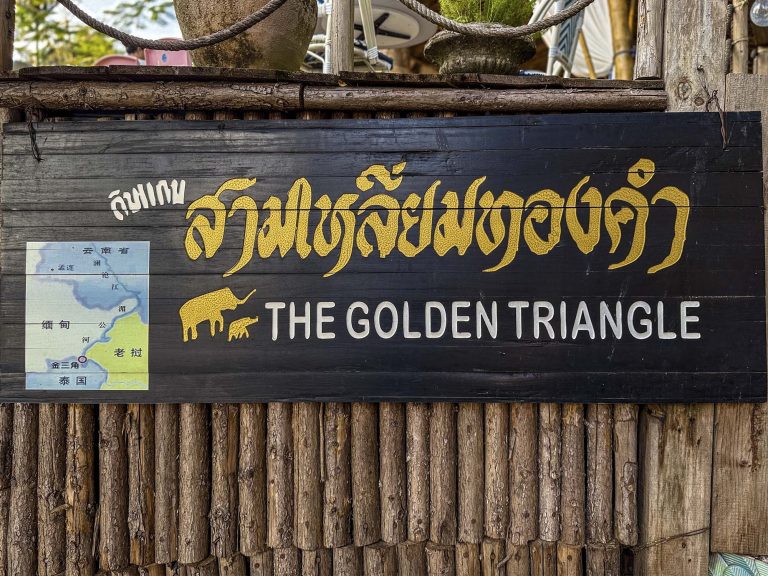 Letrero que indica el Triángulo Dorado en la orilla del río Mekong, en Xishuangbanna, China