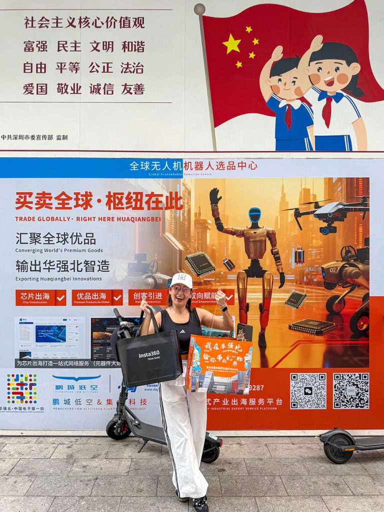 Marta paseando con bolsas de compras por el mercado tecnológico de Huaqiangbei en Shenzhen, China