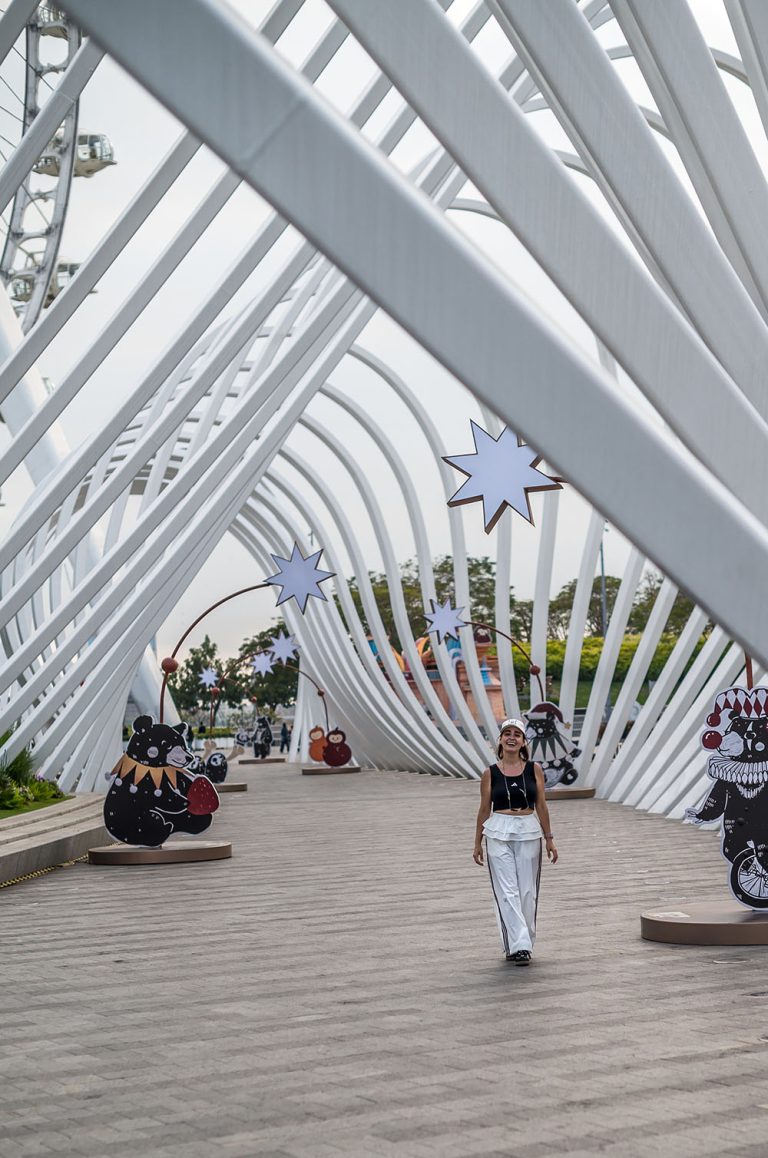 Marta caminando bajo una estructura moderna en Happy Harbour, Shenzhen, China
