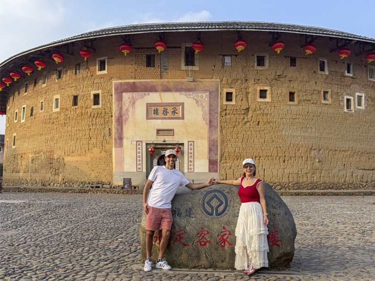 Marta y Javi delante de un Tulou de Fujian, Patrimonio de la UNESCO en China