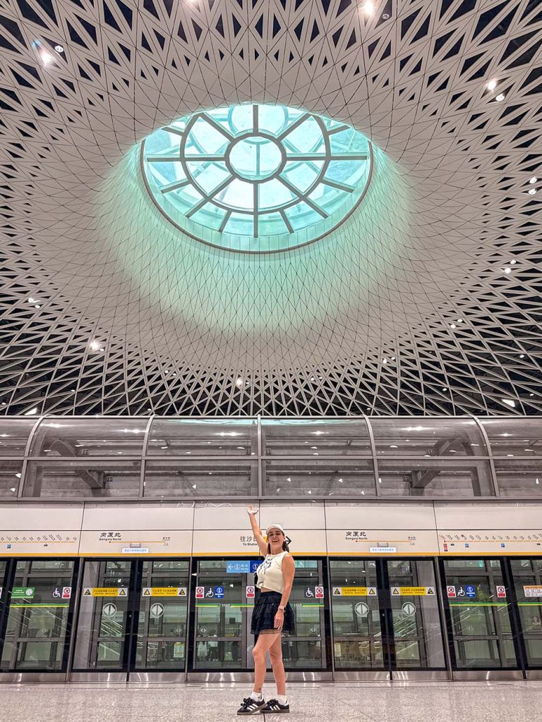 Marta posando bajo la cúpula del Ojo de Shenzhen en la estación de metro de Ganxia North, Shenzhen, China