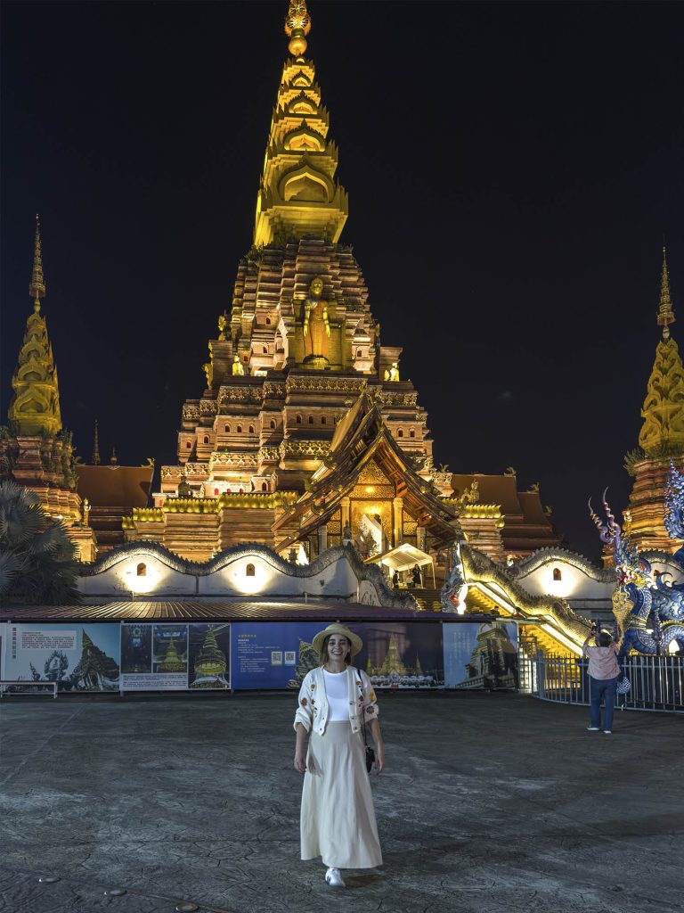 Marta posando frente a la Pagoda Dorada de Jinghong en Xishuangbanna, China