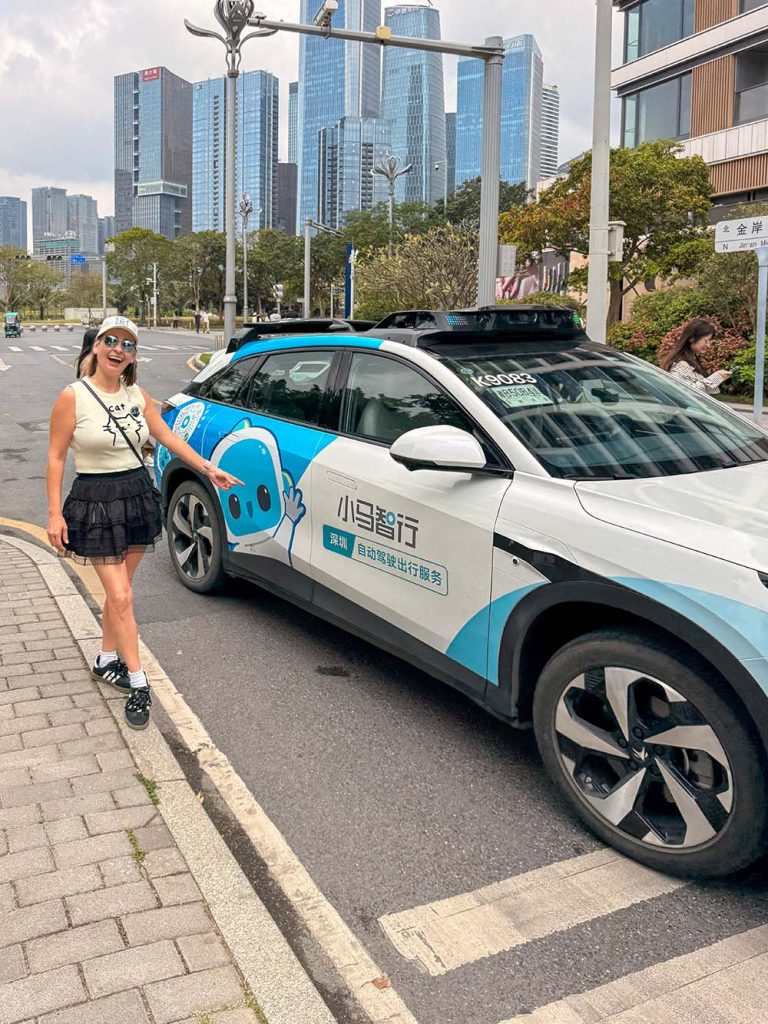 Marta subiendo a un taxi sin conductor (robotaxi) de Pony Pilot en Shenzhen, China
