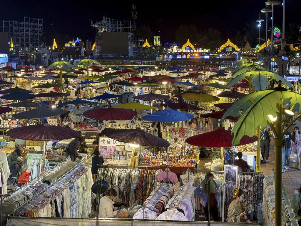 Vista del mercado nocturno de la Torre Starlight en Jinghong, Xishuangbanna, lleno de puestos de comida y luces