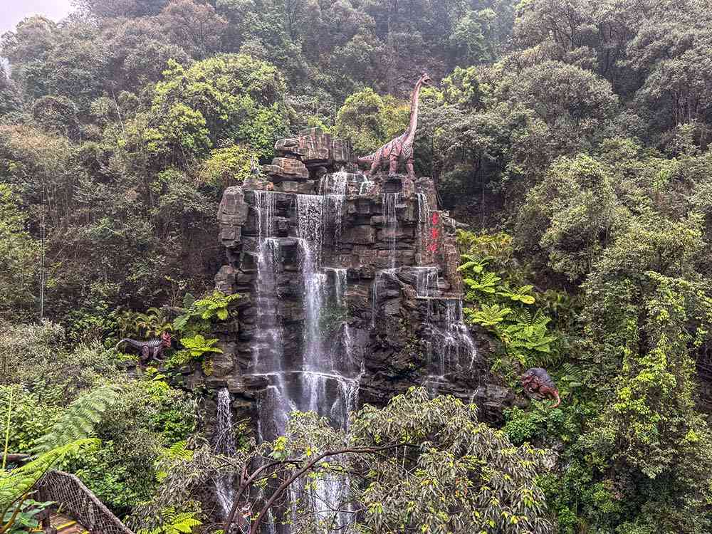 Vista panorámica de una de las cascadas de Gulong Gorge en Qingyuan, Guangdong, China, rodeada de vegetación y niebla