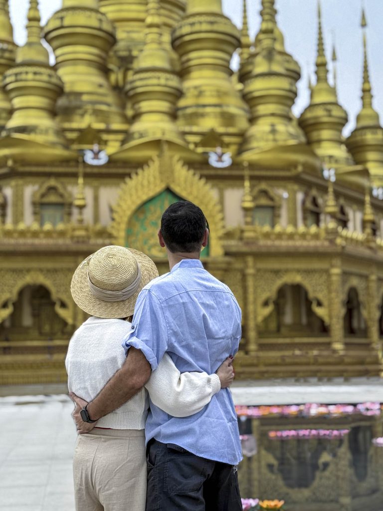 Nosotros posando ante la Pagoda Dorada del Templo del Gran Buda de Mengle en Xishuangbanna, China