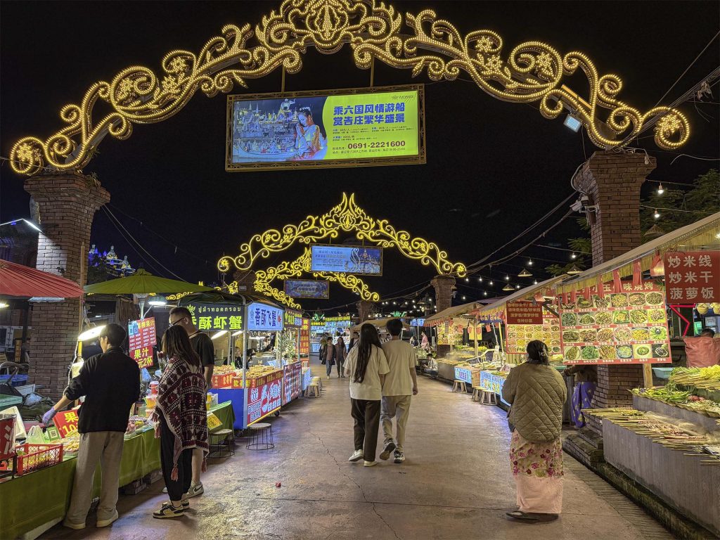 Nosotros paseando entre los puestos del mercado nocturno de Jinghong, Xishuangbanna, China