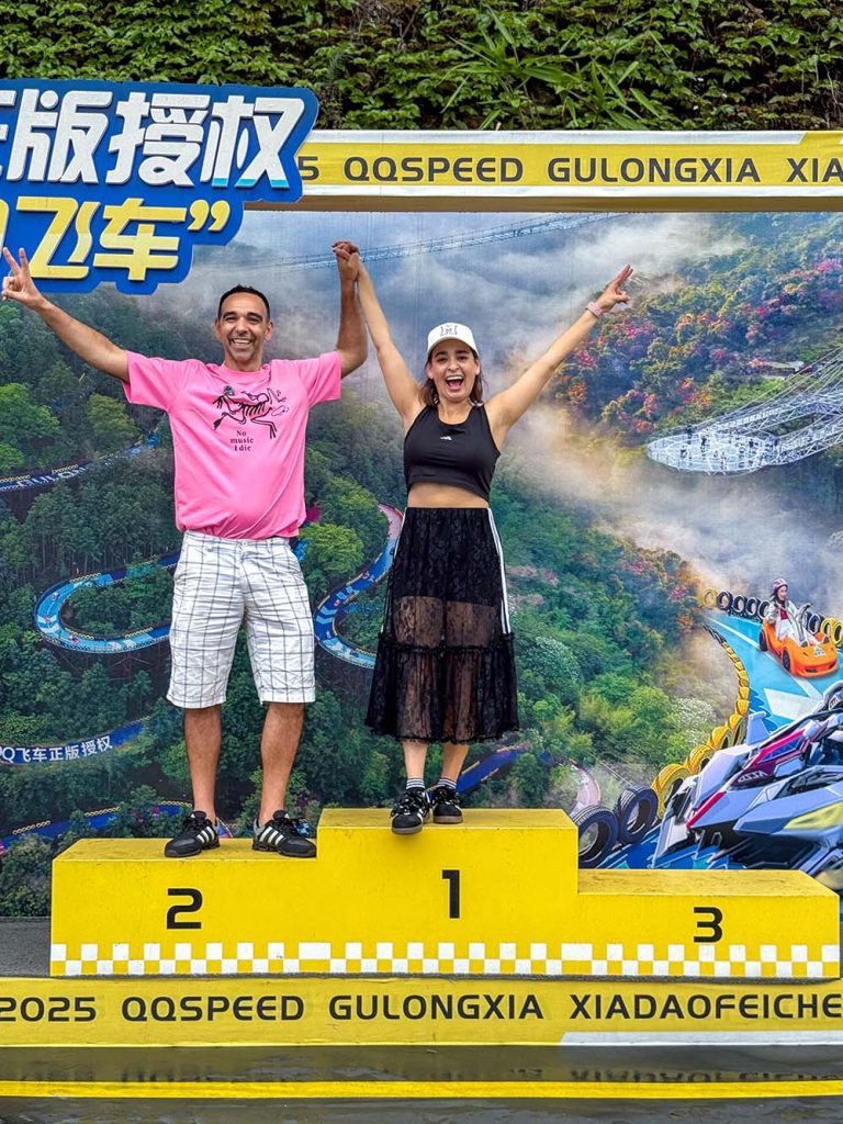 Pareja posando en el podio de la carrera de coches de Gulong Gorge, Qingyuan, China