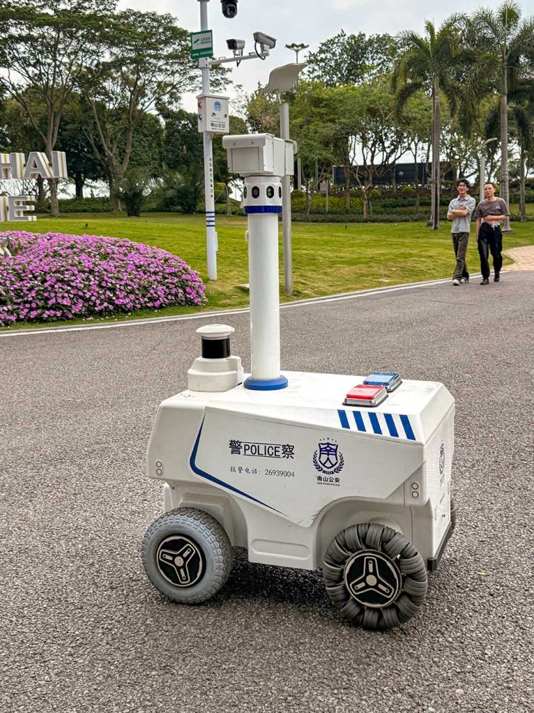 Robot policía autónomo patrullando y vigilando un parque en Shenzhen, China