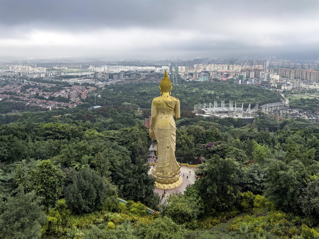 Vista panorámica de la selva y la ciudad desde la plataforma superior del Templo del Gran Buda de Mengle en Xishuangbanna, China