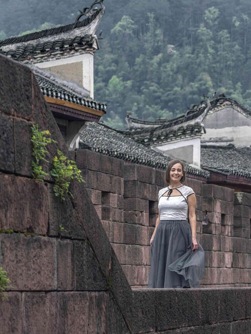 Muralla de piedra arenisca rojiza de Fenghuang, construida durante la dinastía Qing, con la Puerta Norte (Beimen) y su torre de vigilancia de dos plantas, junto al río Tuojiang en el casco antiguo de Fenghuang, Hunan