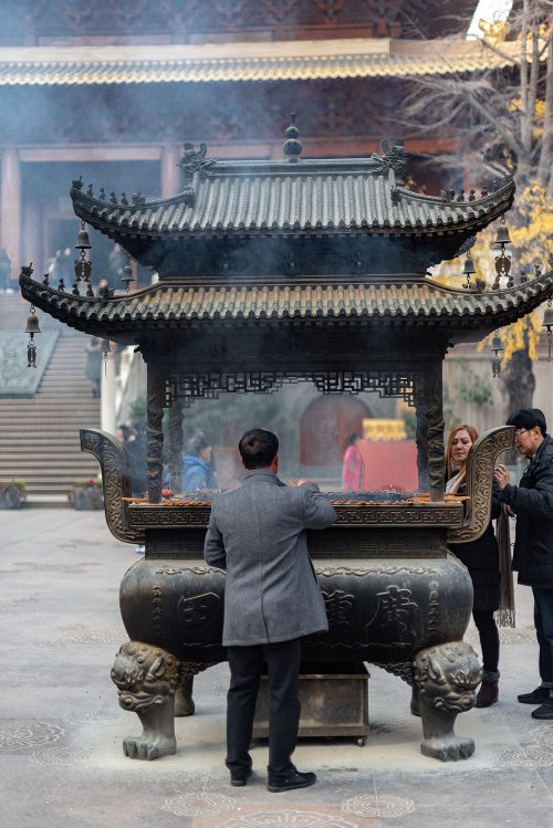JinganTemple_Shanghai_Devotos.jpg