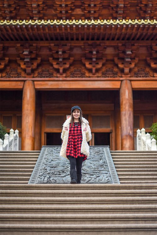 JinganTemple_Shanghai_escaleras.jpg