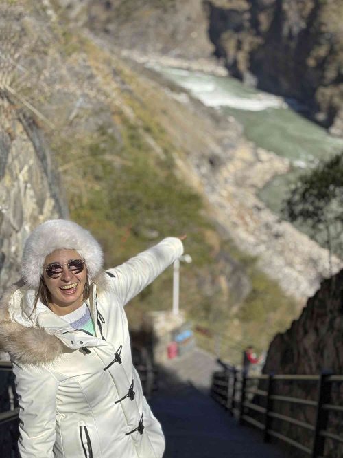 Tiger_Leaping_Gorge_profundidad_3900m_cañon.jpg