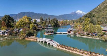 Montaña del Dragón de Jade y las aguas cristalinas del Estanque del Dragón Negro (黑龙潭) en Lijiang.