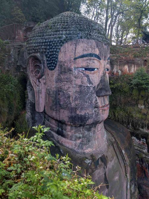 Vista lateral del Gran Buda de Leshan desde el mirador junto a su cabeza