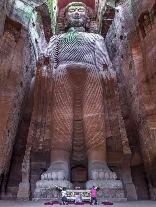 Ante la inmensidad: el Buda gigante de 51 metros en la Cueva de los 10.000 Budas