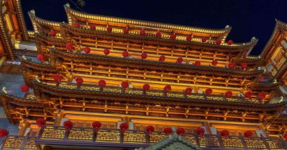 Templo del Gran Buda (大佛寺) iluminado por la noche en la calle Beijing de Guangzhou, con su imponente fachada roja y dorada que recuerda a las escenas de la película El viaje de Chihiro.