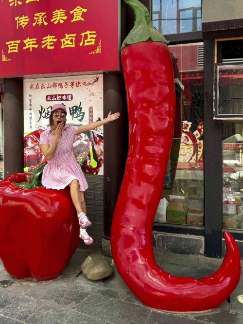 Escultura gigante de pimiento rojo en Sichuan, símbolo del picante regional