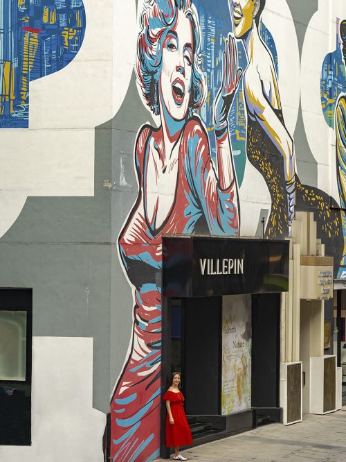 Tienda con un grafiti enorme en la fachada