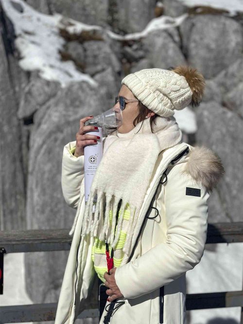 Marta inhalando oxígeno de una botella portátil para aliviar el mal de altura en la montaña Yulong (Montaña del Dragón de Jade) a 4.860 metros de altitud, cerca de Lijiang, provincia de Yunnan, China.