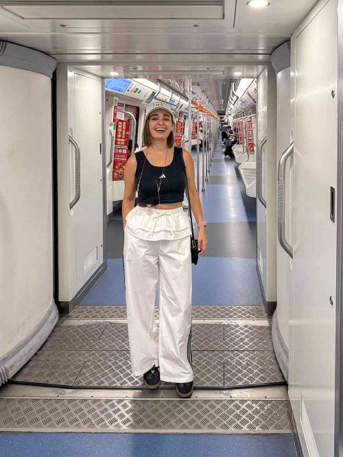 Marta viajando en el metro de Shanghái, una experiencia real y auténtica